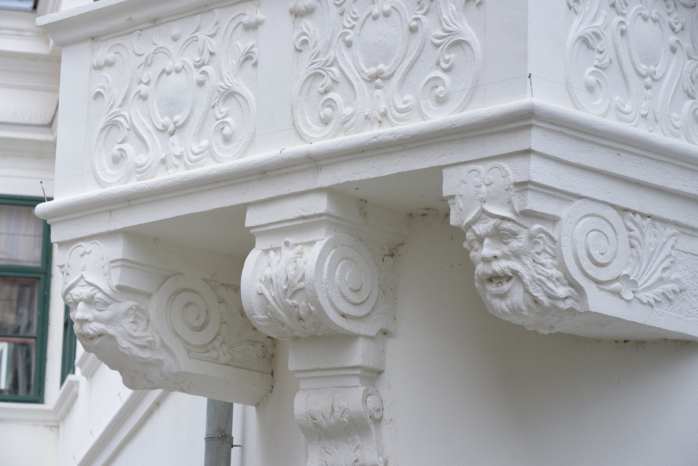 Hol van az anyósok kedvenc leshelye? – szombati séta a sarokerkélyek nyomában