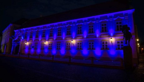 Az autizmus világnapján, kedden este kékbe öltözik a Városháza
