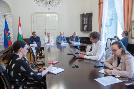 Konferencia a fehérvári közszolgáltatásokról látványos munkagép-bemutatóval