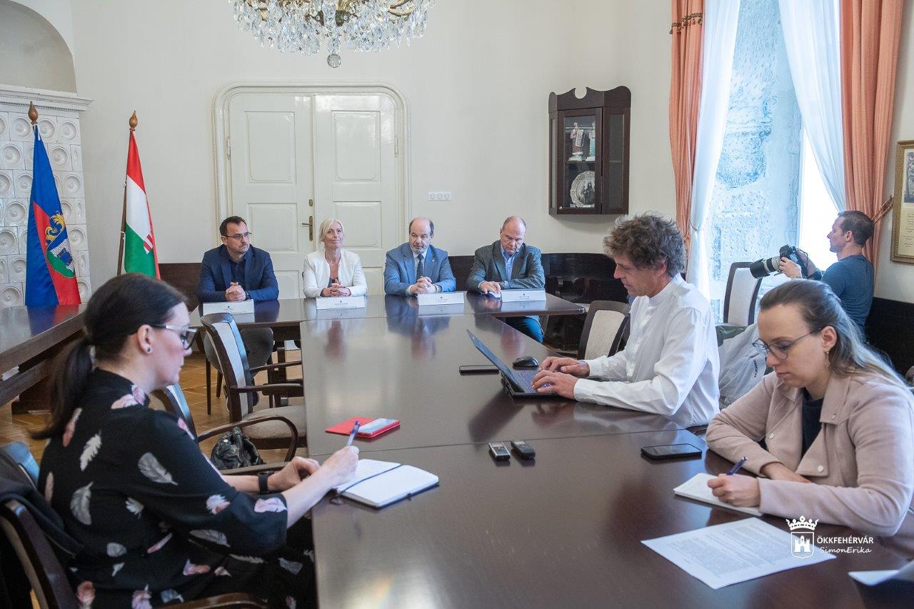 Konferencia a fehérvári közszolgáltatásokról látványos munkagép-bemutatóval