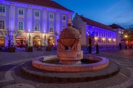 Kékbe öltözött a Városháza és az Alba Aréna az autizmus világnapján