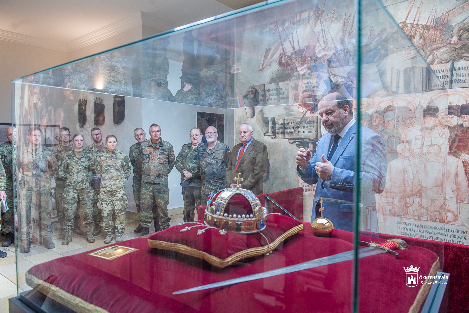 Magyar és német katonák gondozzák a Szentlélek temető hadisírjait