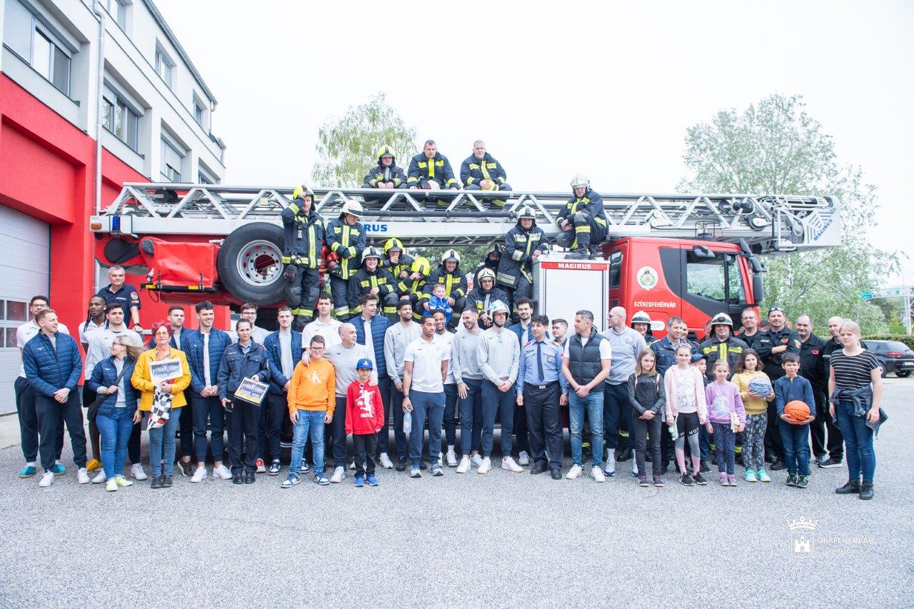 Kosarasok a kosárban – családi a nap a tűzoltóságon az Arconic-Alba Fehérvárral
