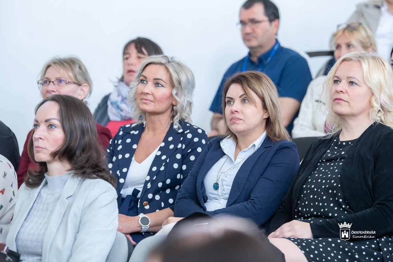 Beszélnünk kell a problémákról! – gyermekvédelmi konferencia Fehérváron