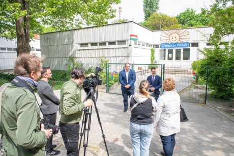 Béremelés, kiegészítés és béren kívüli juttatások az óvodákban, bölcsődékben dolgozóknak