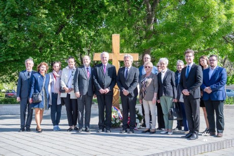 Katyńi vérengzés - az áldozatokra emlékeztek a Jávor Ottó téren