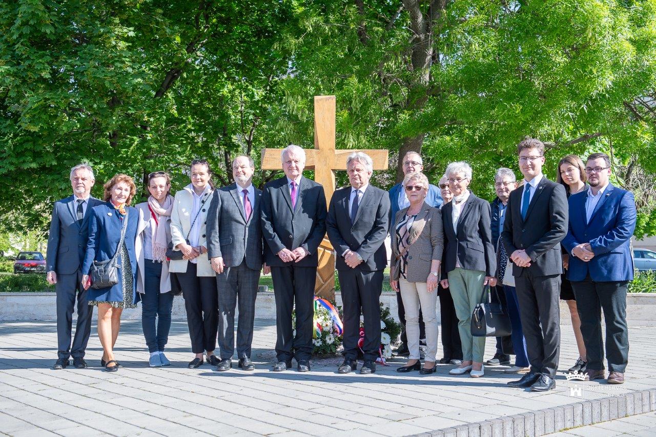 Katyńi vérengzés - az áldozatokra emlékeztek a Jávor Ottó téren