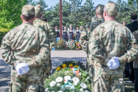 Dr. Cser-Palkovics András: A legméltóbb főhajtás a béke
