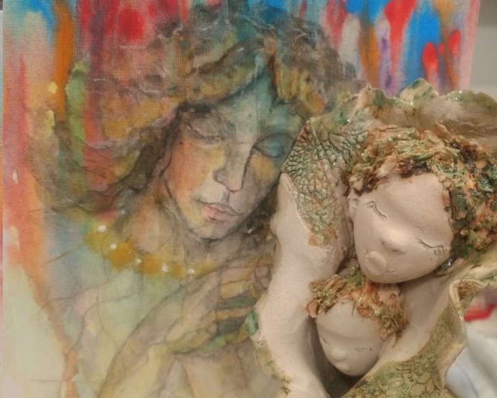 A szeretet lélekhangjai – festmény- és kerámiakiállítás nyílik az Aranybulla Könyvtárban