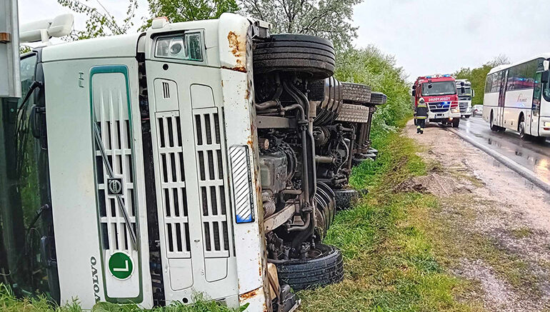 Útzár mellett zajlik a kamion mentése ma a 81-esen
