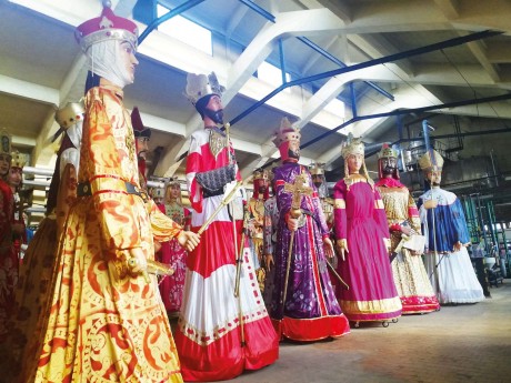 Királyi óriásbábok a Fűtőerőműben – szombati séta a Tourinform Irodával