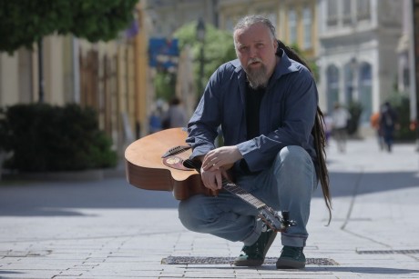 A Vox Mirabilis Kamarakórussal készül zenei fúzióra az egykori Eleven Hold énekese