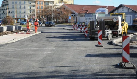 Aszfaltozás miatt útlezárás lesz szerdától a Tobak utcai csomópontban