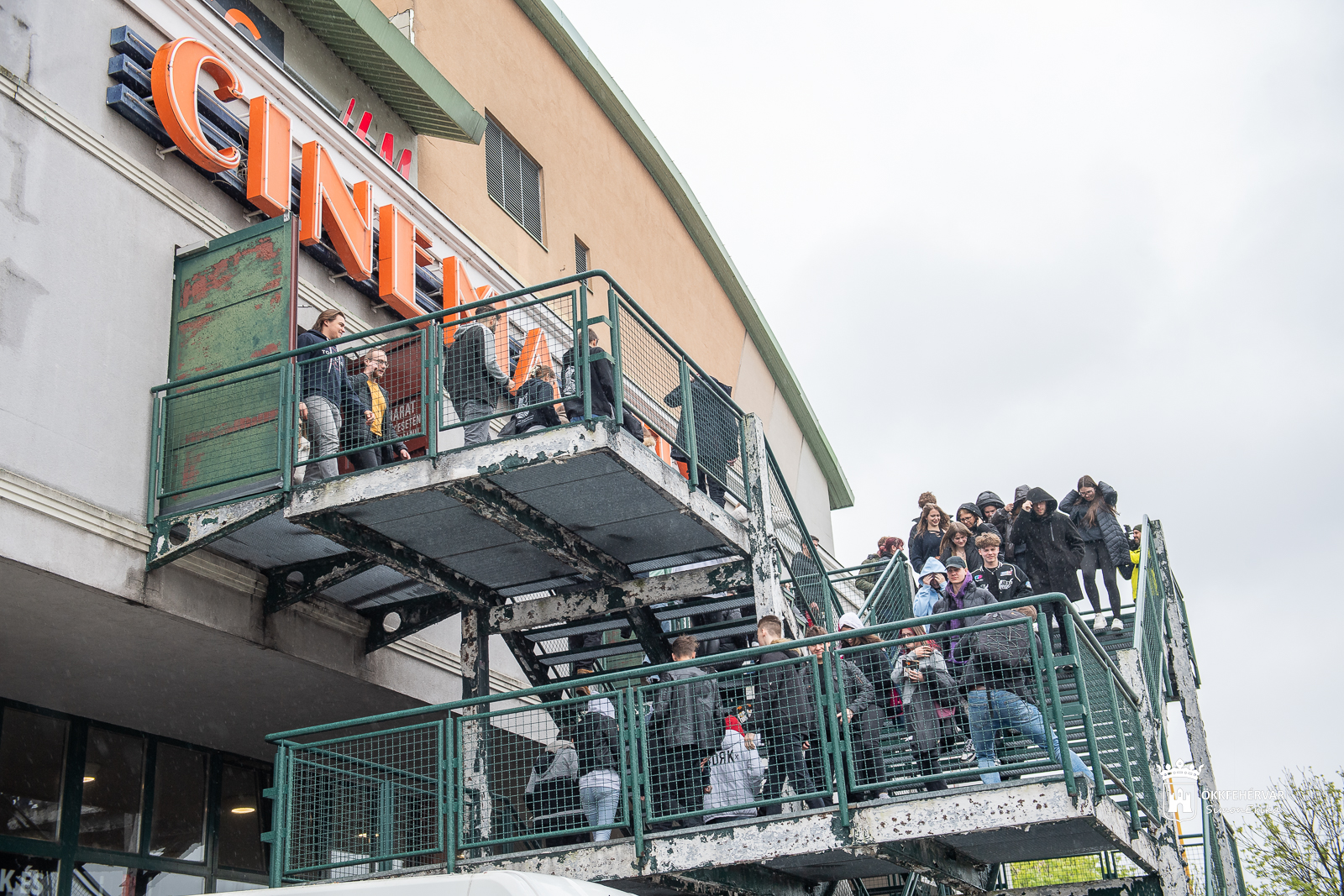 Szimulált vészhelyzet a Plazában – diákokat menekítettek, égő autókat oltottak a fehérvári tűzoltók