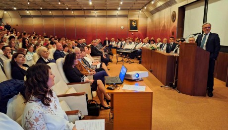 Szent György-napi ünnepség a kórházban -  Prof. Dr. Izbéki Ferenc is emlékérmet vehetett át