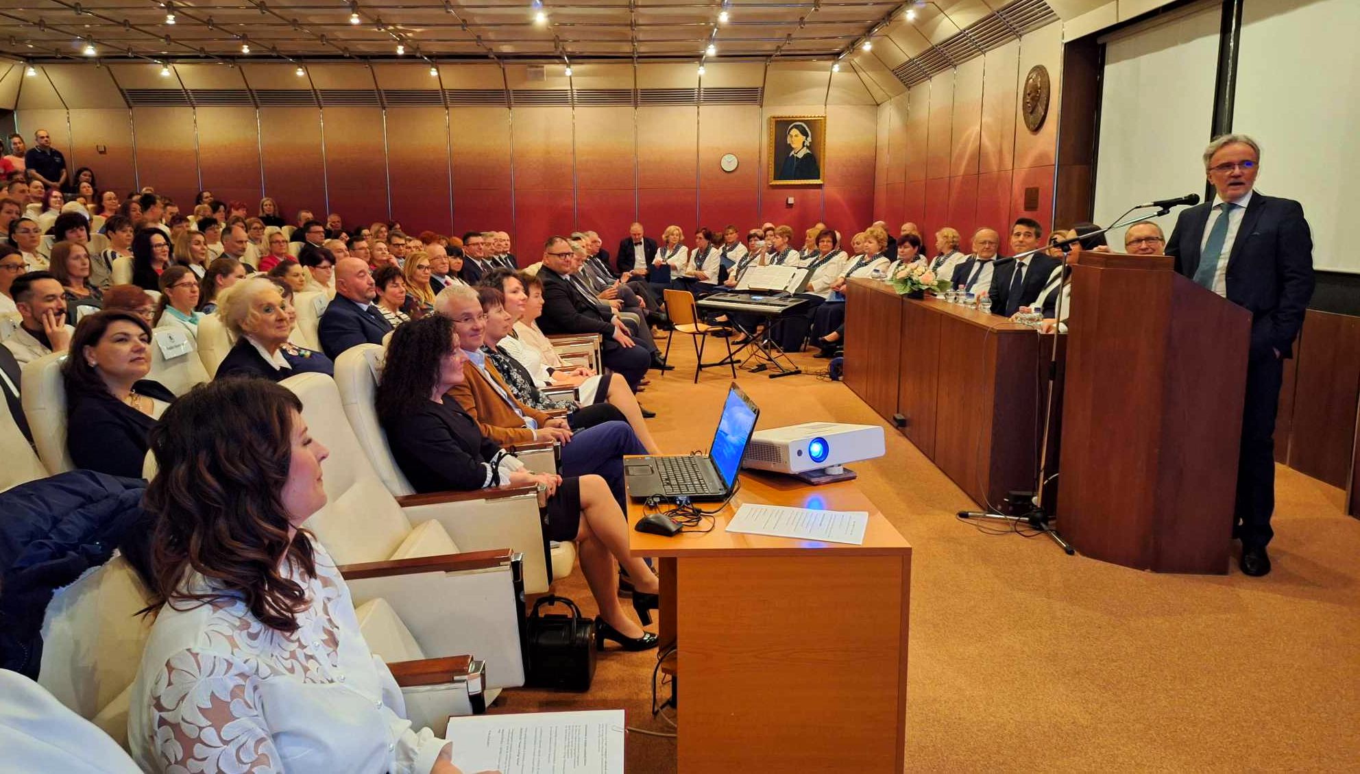 Szent György-napi ünnepség a kórházban -  Prof. Dr. Izbéki Ferenc is emlékérmet vehetett át