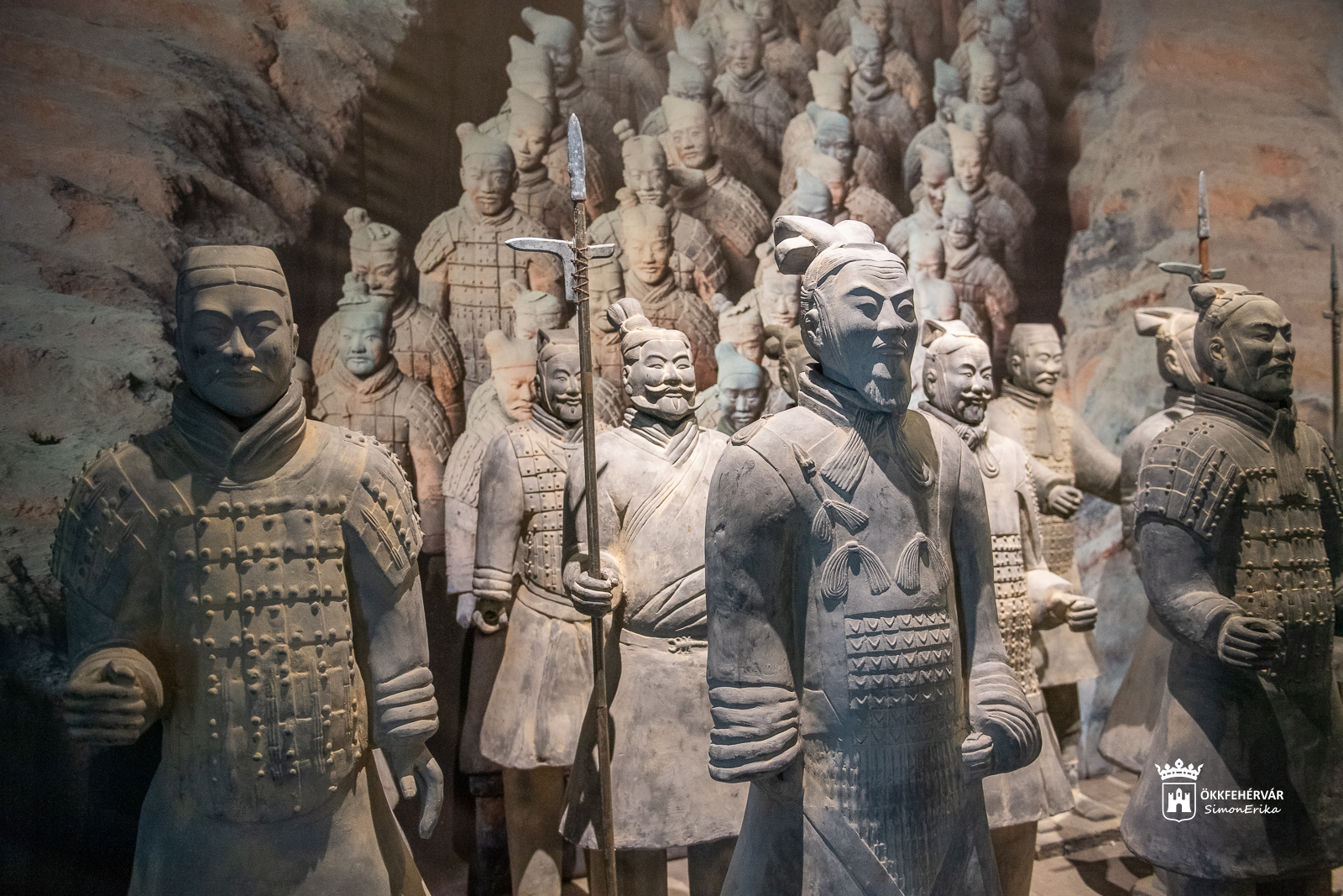 „2200 évvel ezelőtti arcok néznek ránk” – kínai agyagkatona-kiállítás nyílt a Gorsium Régészeti Parkban
