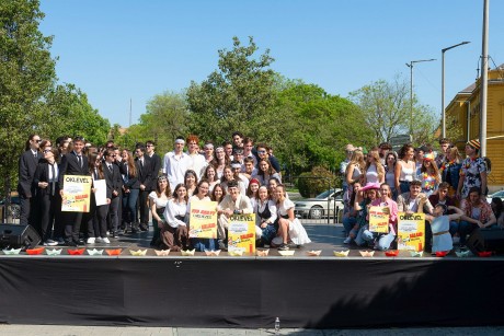 Vidám menet a Belvárosban - tizenhárom osztály nevezett a Bolondballagásra