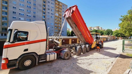 Jól halad az új út építése a Gáz utcai garázssornál