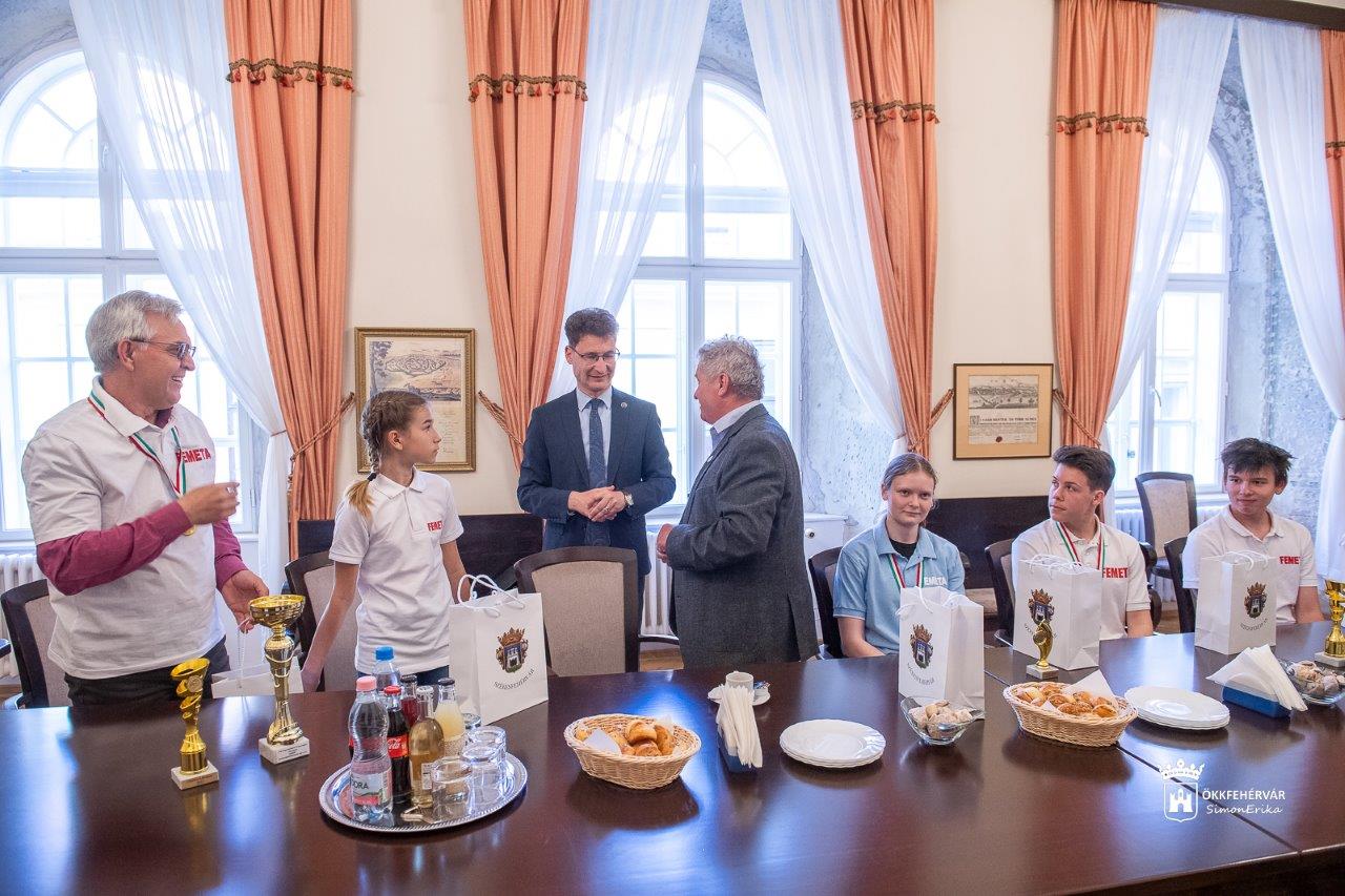 A FEMETA ifjú sportlövészei látogattak a Városházára