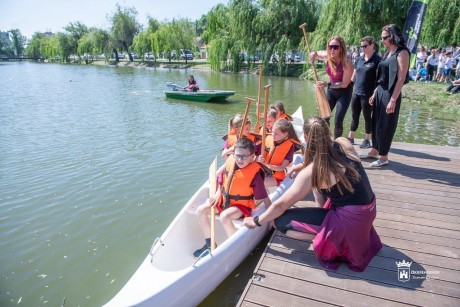 Kovács Katalin háromszoros olimpiai bajnok kajakozó nyitotta meg az új csónakházat