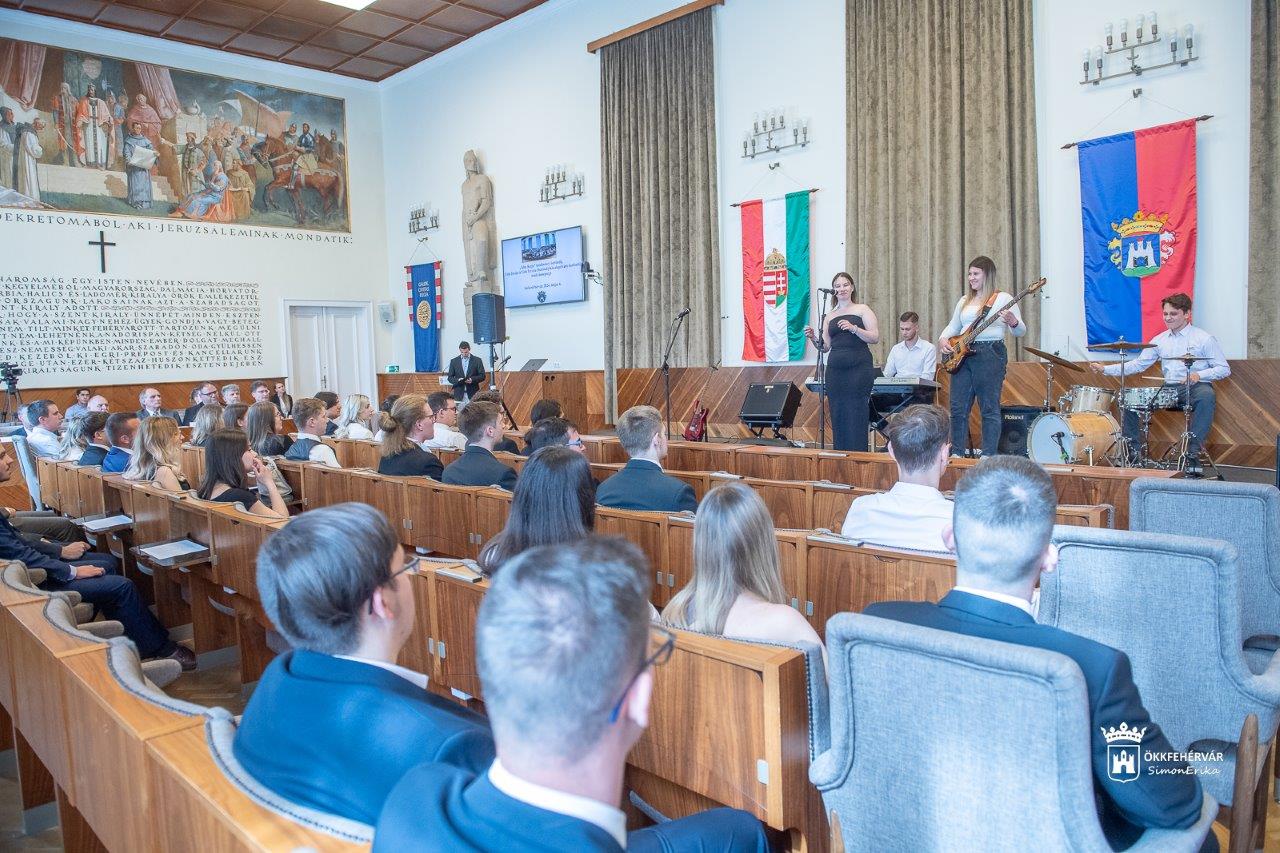 Átadták az Alba Regia Tanulmányi Ösztöndíjakat – 55 diák részesül támogatásban