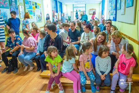 Óvodás gyerekeket díjaztak az Aranyecset program „Családom” című rajzpályázatán