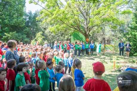 Énekszóval és díjátadóval ünnepeltek - Madárkert avató a Gyöngyvirág Óvodában