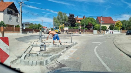 Pénteken és szombaton aszfaltoznak a Pozsonyi körforgalomban - forgalomkorlátozás lesz