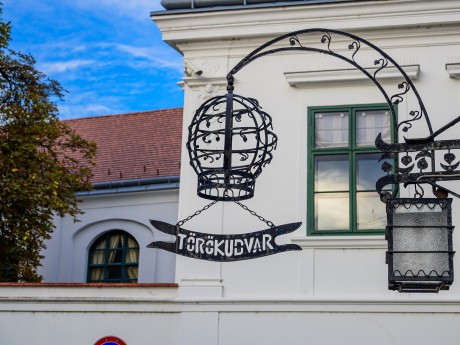 A fehérvári fürdők titkai – újabb városismereti séta indul szombaton a Belvárosban