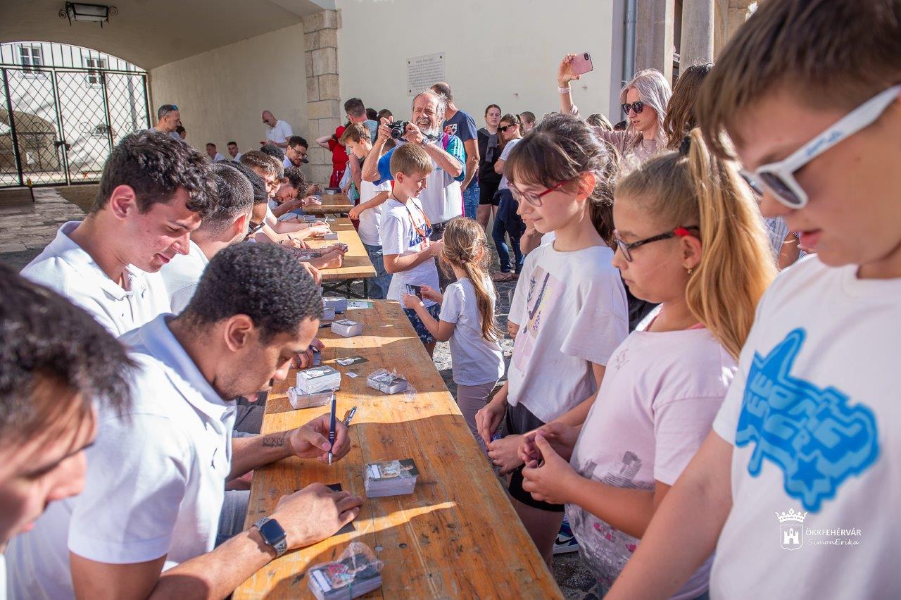 Bronzérmes csapat a Városház téren - közönségtalálkozó az Arconic - Alba Fehérvárral