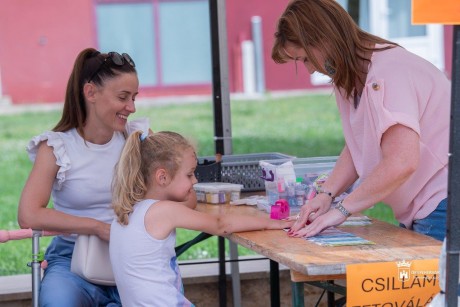 Koncertekkel, tánccal és interaktív játékokkal várta a családokat a Jávor Ottó téri forgatag