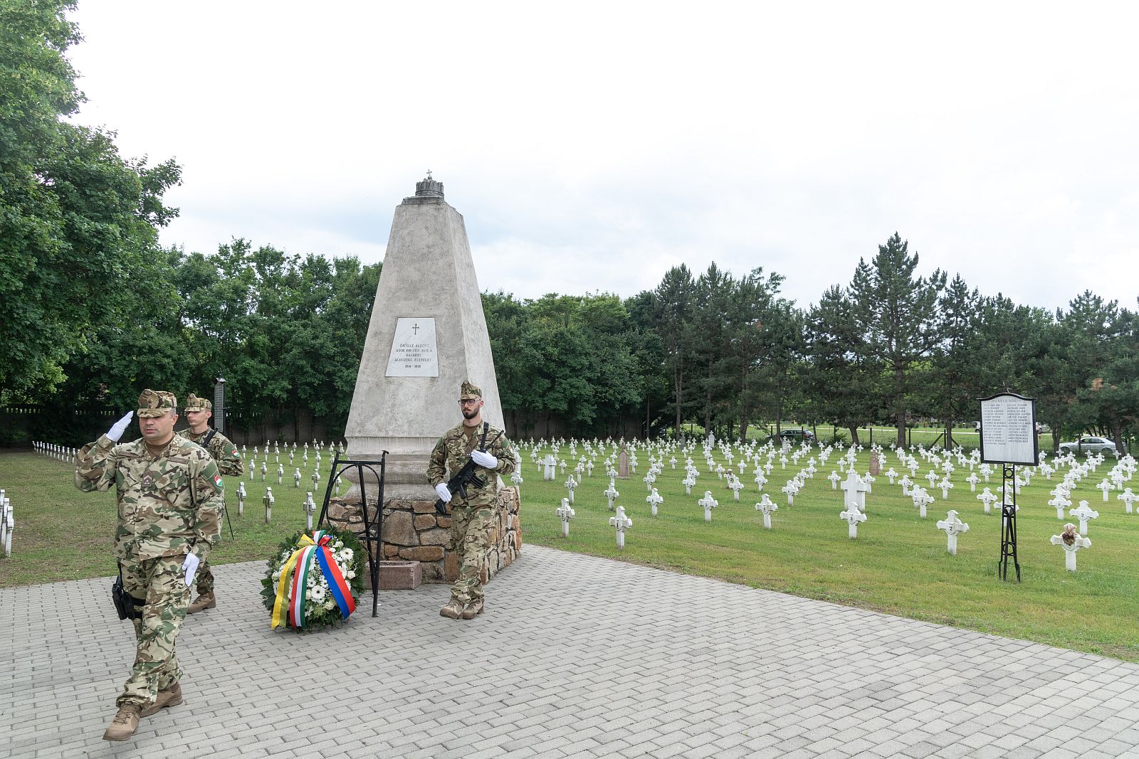 Koszorúzásokkal emlékeztek a Hősök Napjára Székesfehérváron
