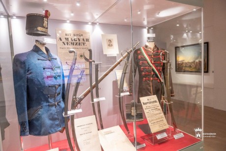 Emberi sorsok, történetek, üzenetek, amelyek a mába is hatnak - Megnyílt a Hadimustra tárlat