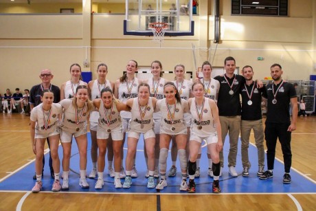 Ezüstérmes lett a Dávid Kornél Kosárlabda Akadémia női B-csoportos csapata