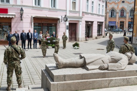 Megemlékezés a hősök napján a háborúkban elesett katonákra
