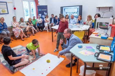 Speciális nevelési igényű tanulóknak adtak át okostantermet az Arany János Iskolában