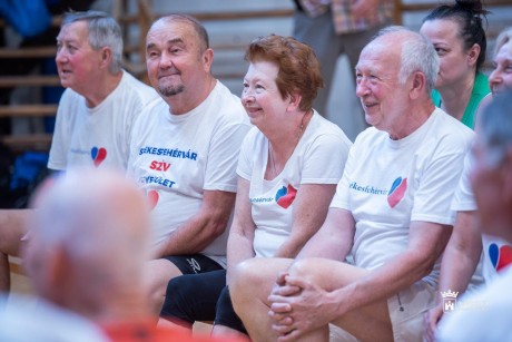 Megújult defibrillátor és új sportfelszerelések a Székesfehérvári Szív Egyesületnél