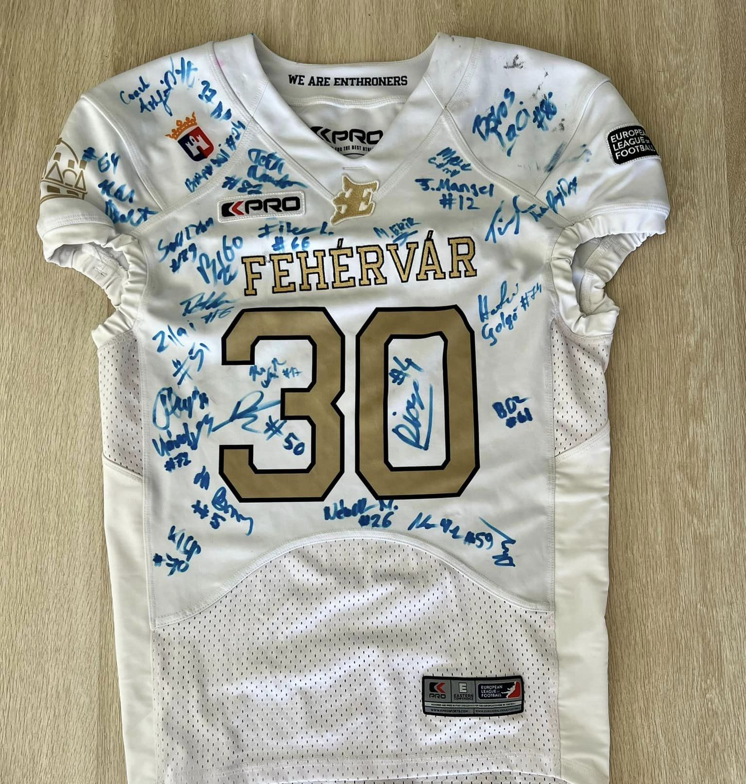 Összefogás a kis Emmáért – június 15-ig lehet licitálni az Enthroners mezére