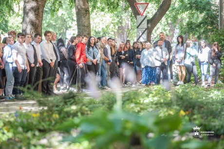 Ünnepélyesen átadták a Szent István Technikum előtt kialakított emlékparkot