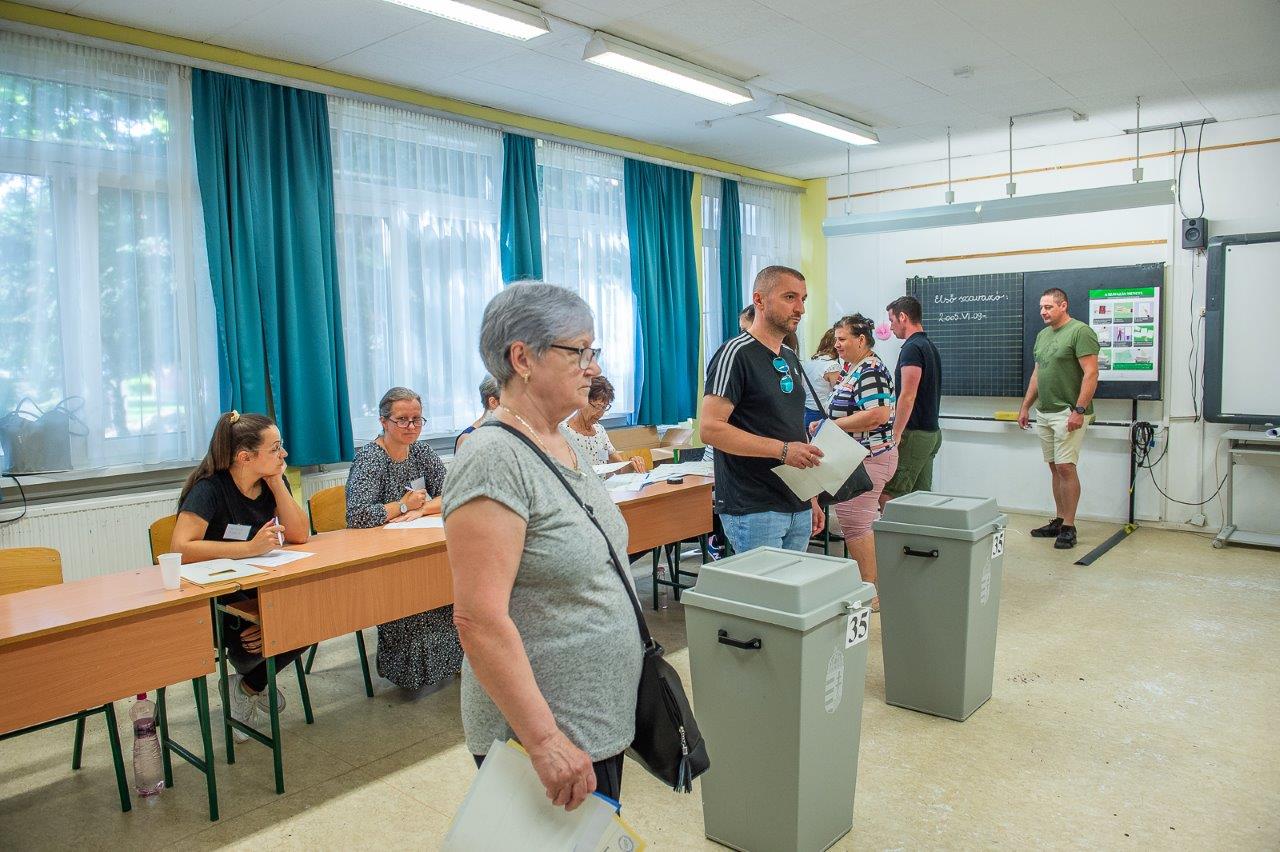 Bezártak a szavazókörök - megkezdődött a voksok összeszámlálása