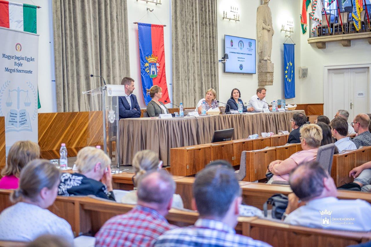 A kiberbiztonságról szervezett szakmai konferenciát a Jogász Egylet a Városházán