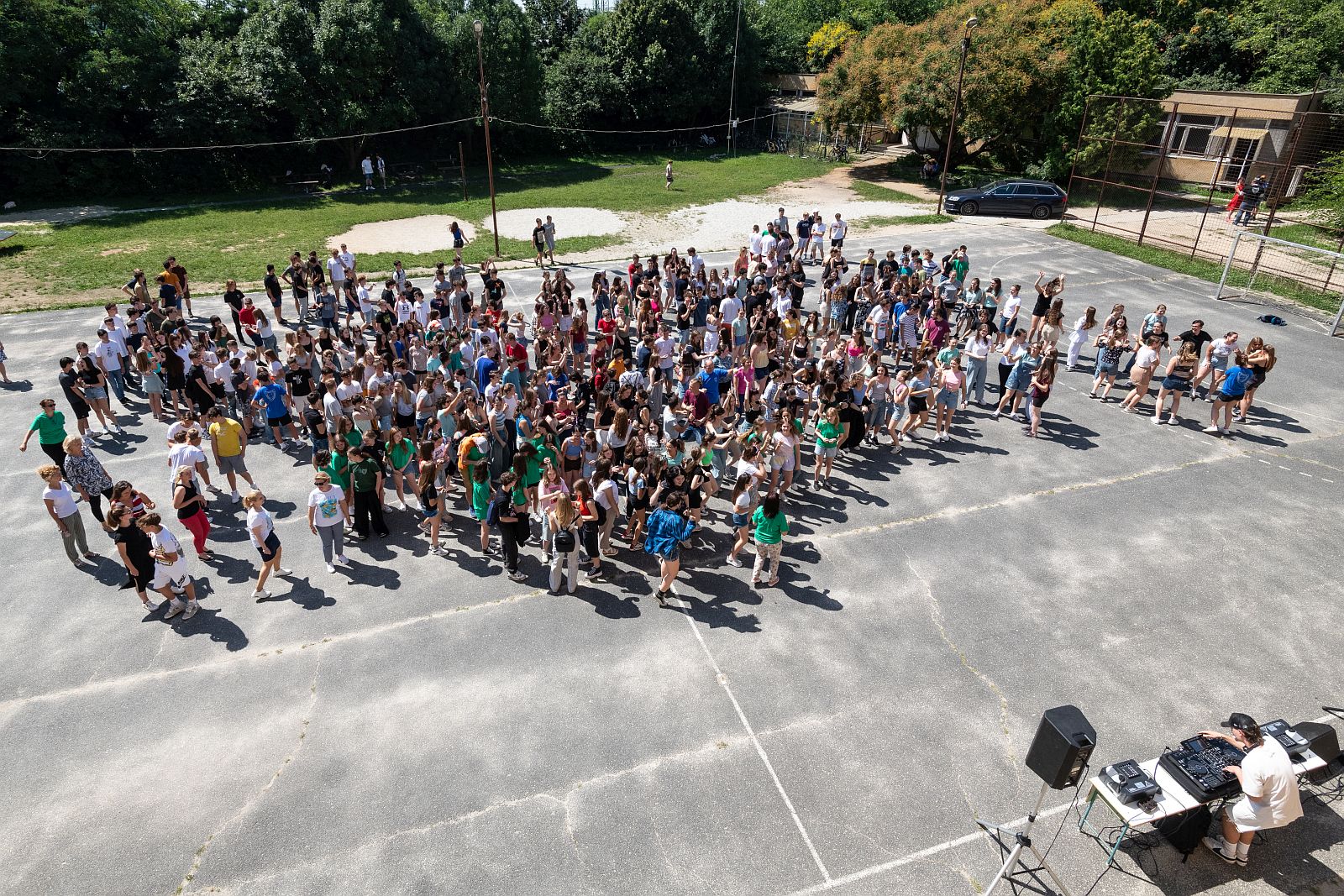 Iskolaöleléssel búcsúztatták a diákok a felújítás előtt álló Vasvári Pál Gimnáziumot