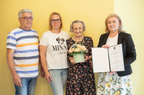 Kilencvenedik születésnapja alkalmából köszöntötte Borbély Bélánét Brájer Éva