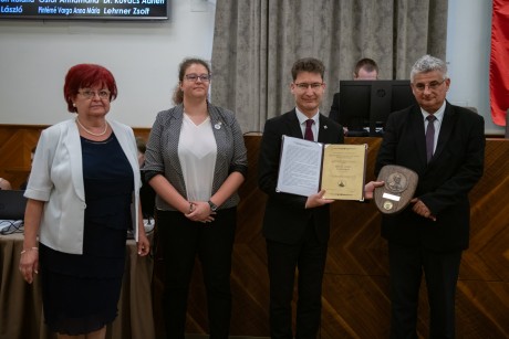 Eötvös József-emlékplakettet kapott Székesfehérvár Önkormányzata