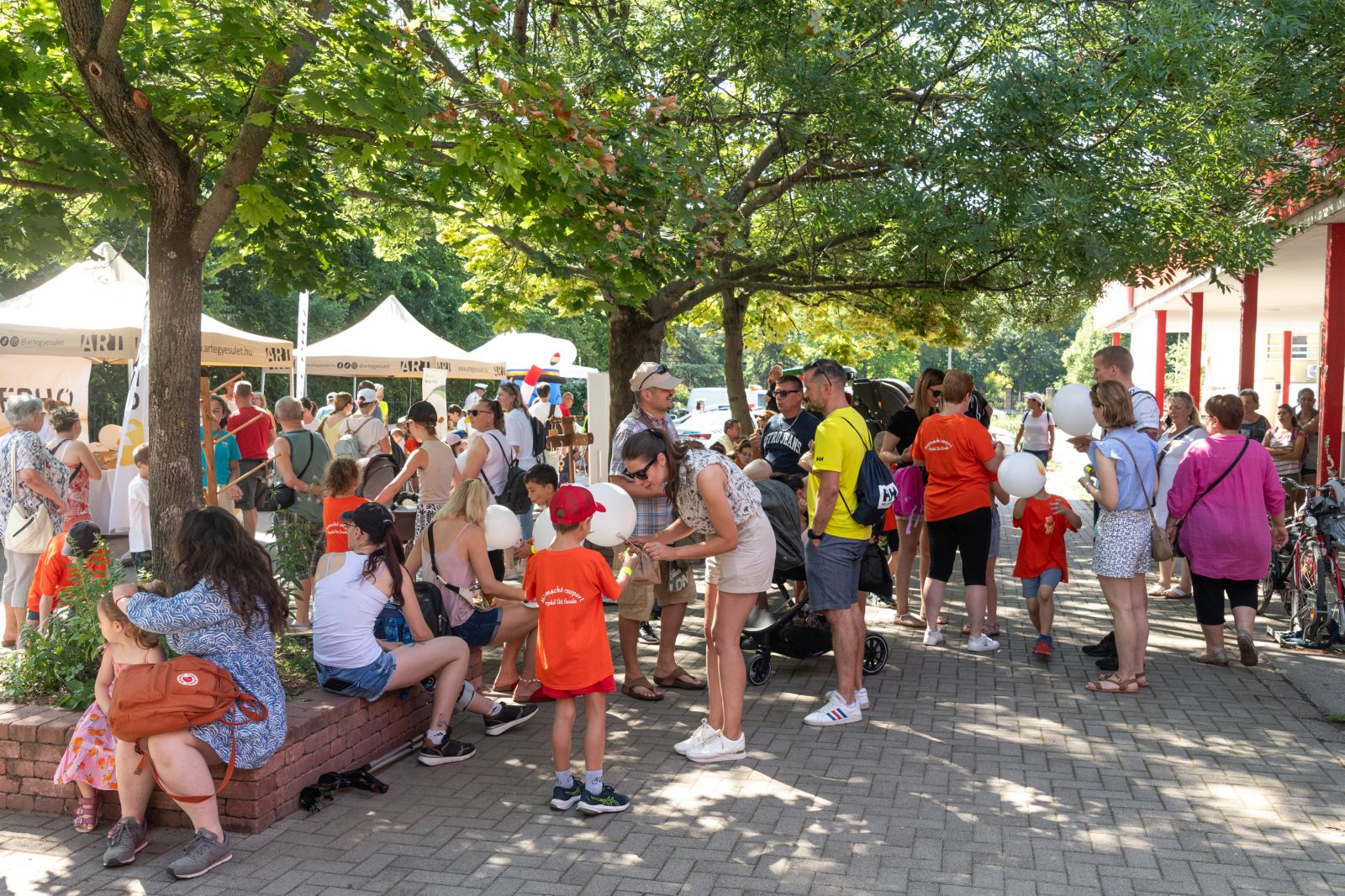 Vidám gyerekekkel telt meg a Zöldfa tér a Vízivárosi Kölyök Juniálison