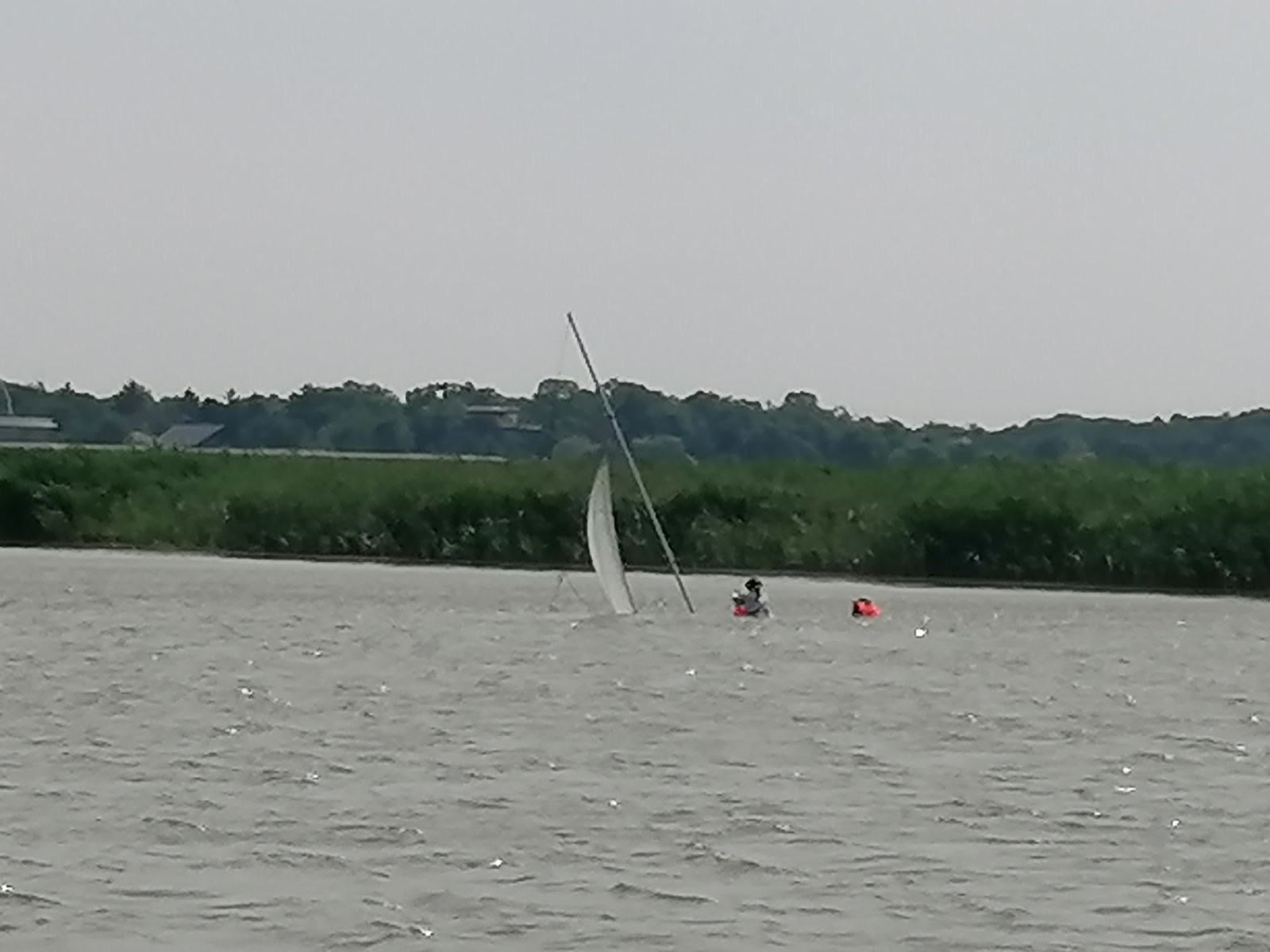 Sorozatos mentések a Velencei-tónál - sok dolguk volt a vízirendőröknek