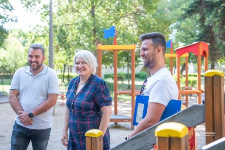 Új játszóeszközöket adtak át a Széna téri és a Zsolt utcai játszótéren