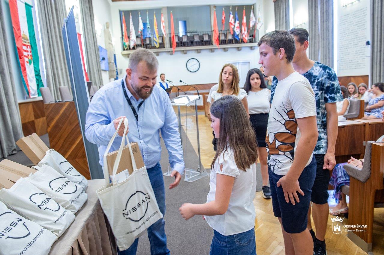 Államilag gondozott gyerekeket segített a Nissan mintegy 130 laptoppal