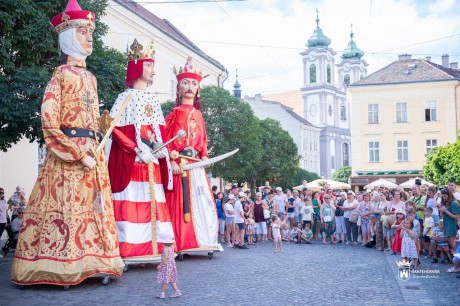 Szombaton ismét sétára hívnak az óriásbábok Fehérvár belvárosában